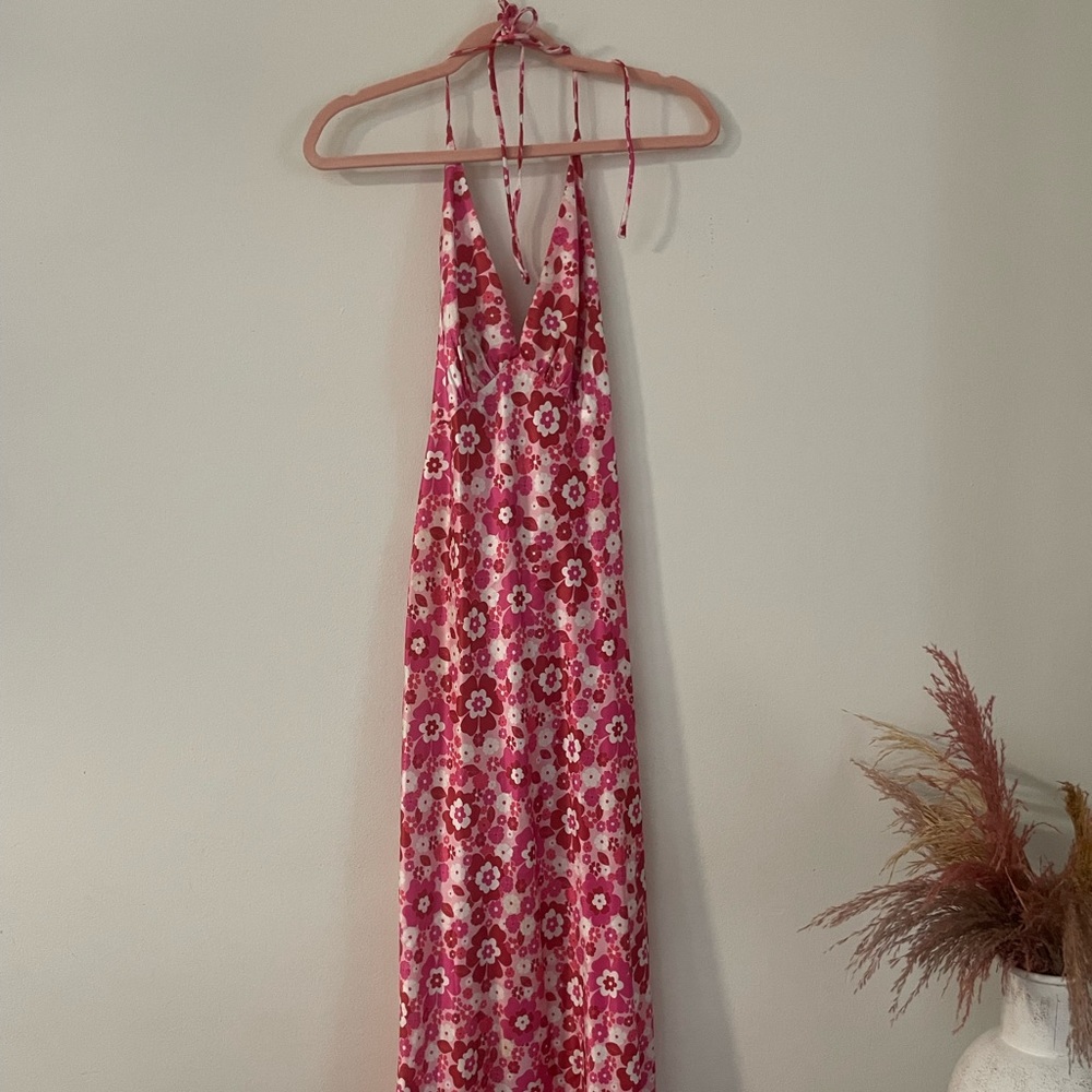 Only worn once! Bought from Hello Molly it’s a Size M. Fresh set midi pink dress
